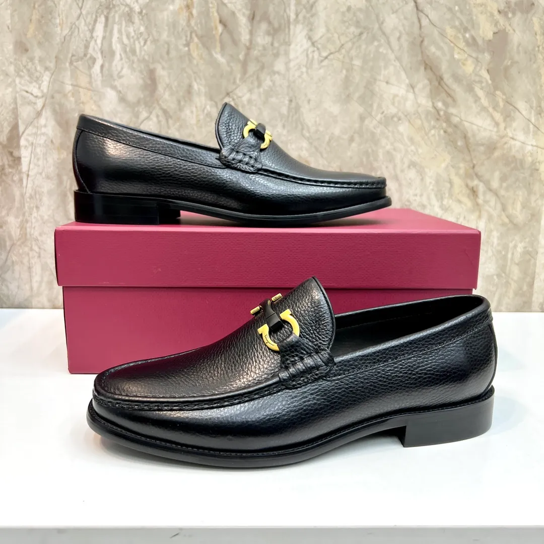 Original quality P580 Brand: Ferragamo Standard size: Men's size 38/44 (45 can be customized) Grade: Same style as the official website High-quality men's shoes Material: Customized first-layer calfskin with water-dyed cowhide lining Cowhide tiptoe Original non-slip and wear-resistant rubber outsole Style category: Men's formal business leather shoes Young and fashionable European and American trends British style Casual matching Comfortable feet Color: Actual picture